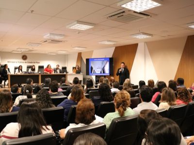 Pessoas sentadas em auditório