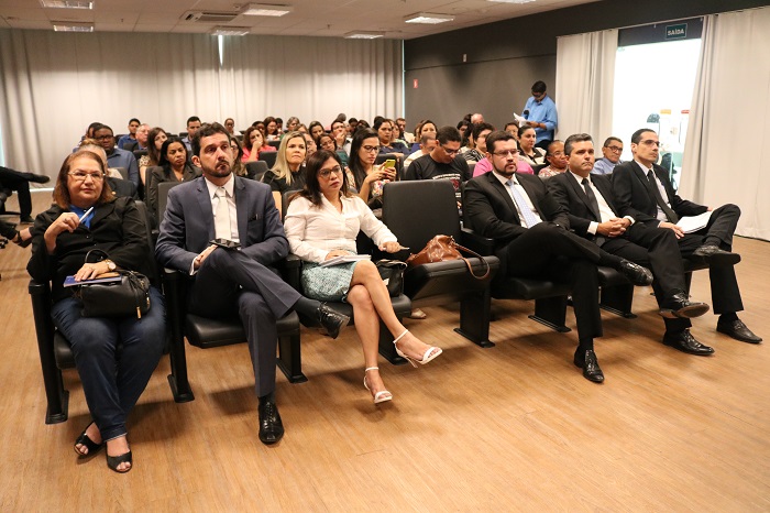 pessoas sentadas 