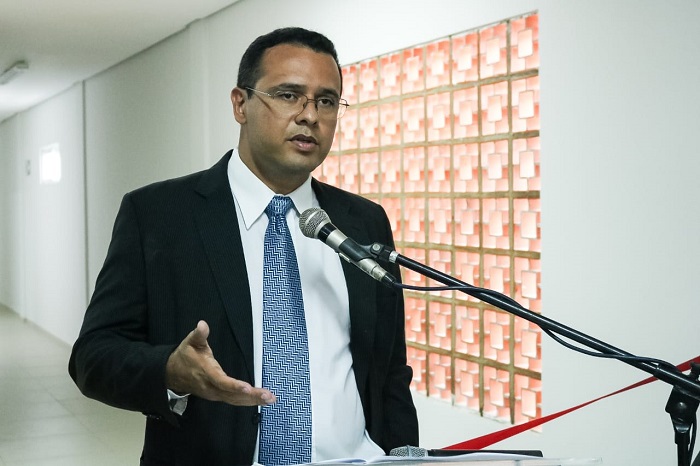 Homem de pé falando 