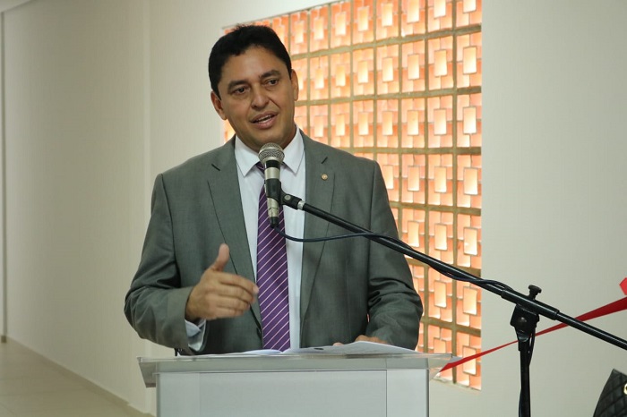 Homem de pé falando 