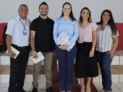 Pessoas de pé sorrindo para fotografia