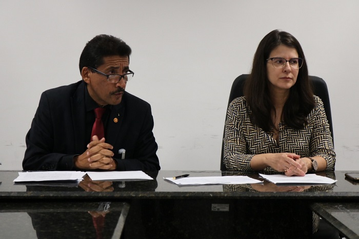 Duas pessoas sentadas em uma mesa 
