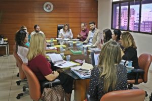 Pessoas sentadas ao redor de uma mesa
