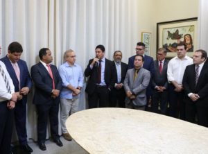 Pessoas de pé