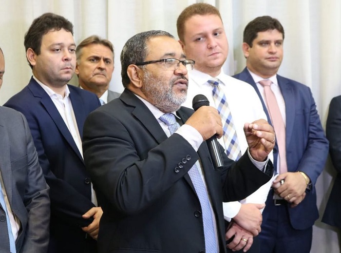 HOmem de pé falando 