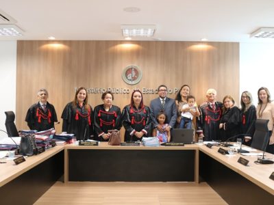 Pessoas de pé sorrindo para fotografia
