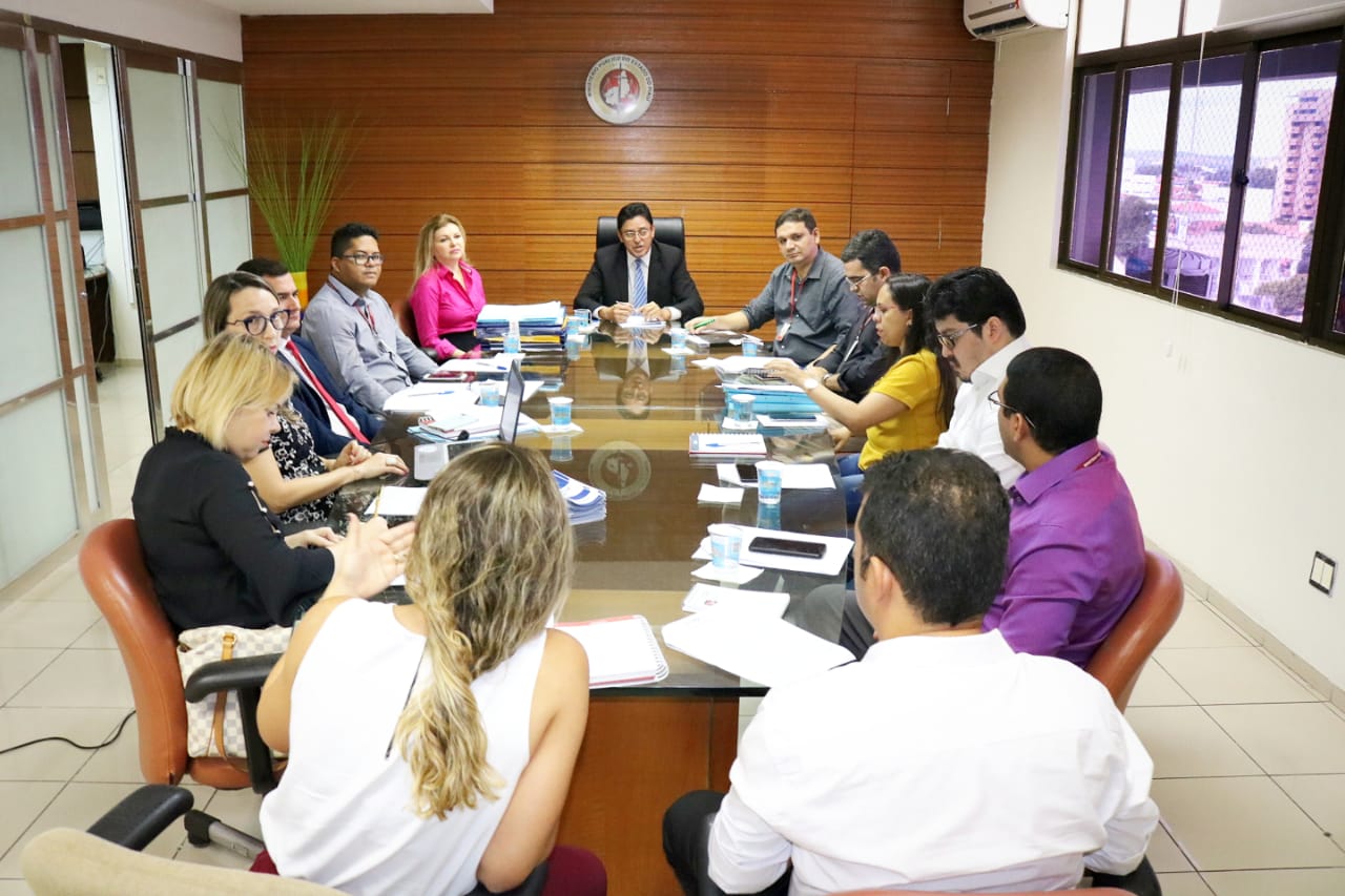Pessoas sentadas em volta de uma mesa conversando
