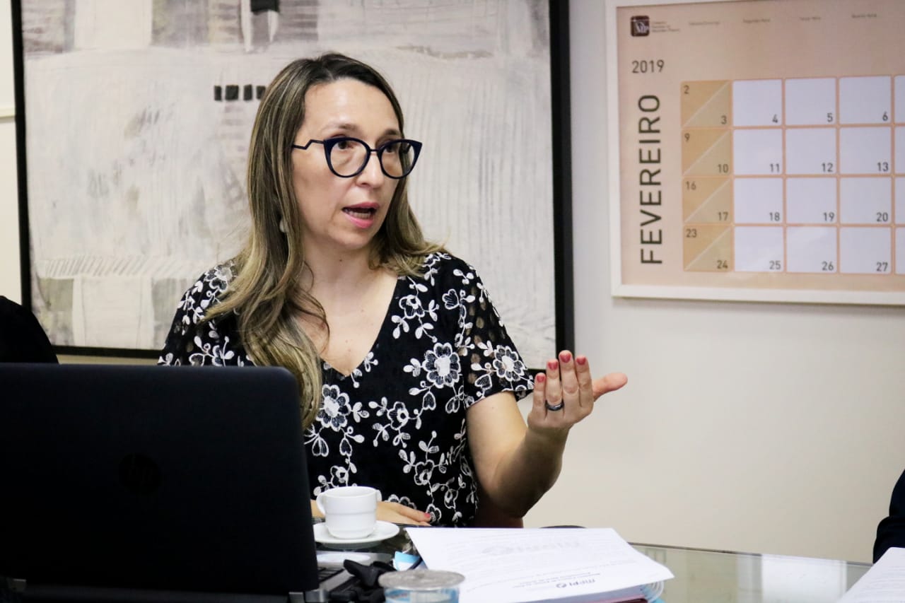 Mulher gesticulando