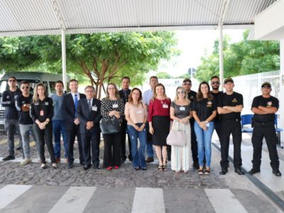 Pessoas de pé sorrindo