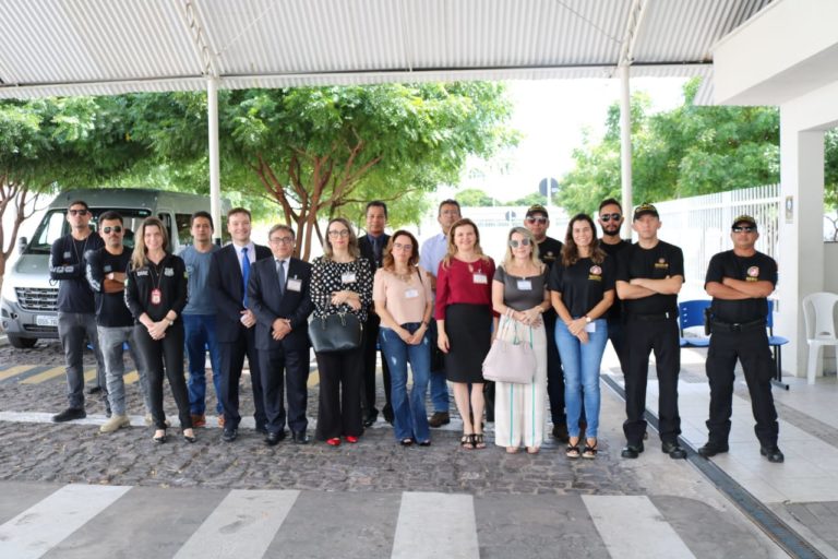 Pessoas de pé sorrindo