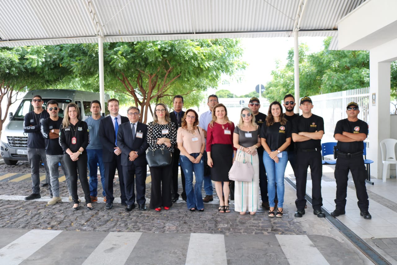 Pessoas de pé sorrindo 