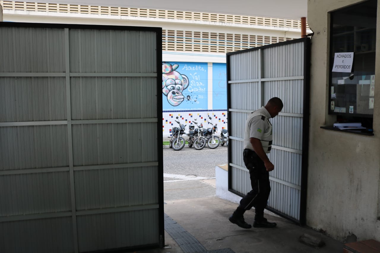 Homem em pé puxando porta