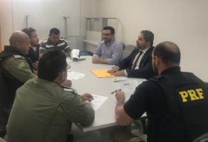 Grupo de homens sentados à mesa