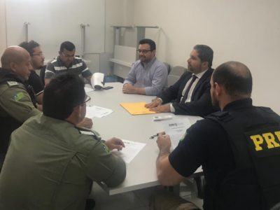 Grupo de homens sentados à mesa