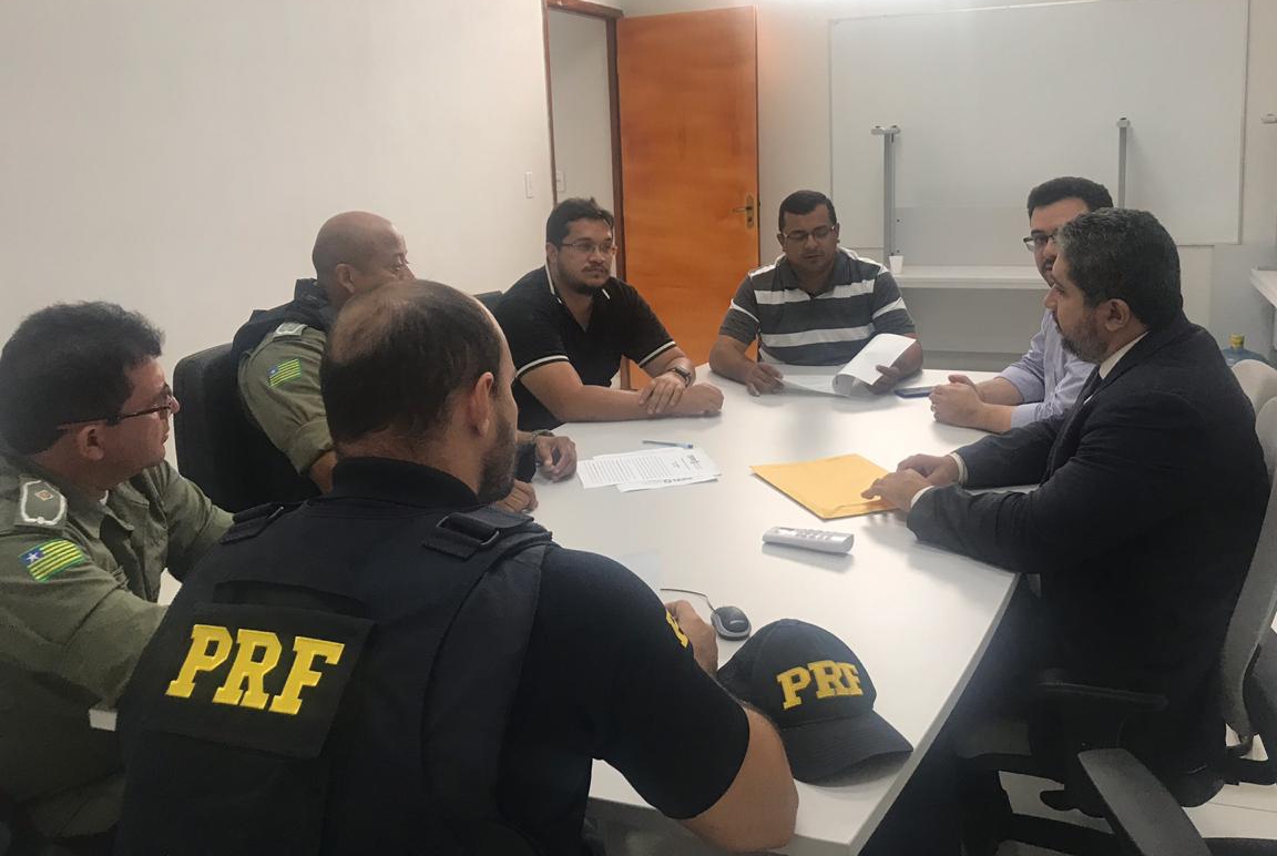 Homens sentados a mesa