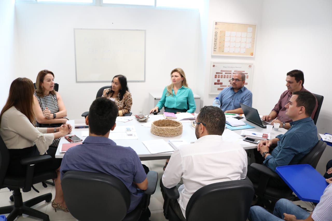 Pessoas sentadas em volta de mesa