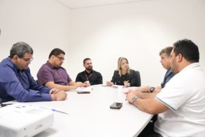Pessoas sentadas em volta de uma mesa