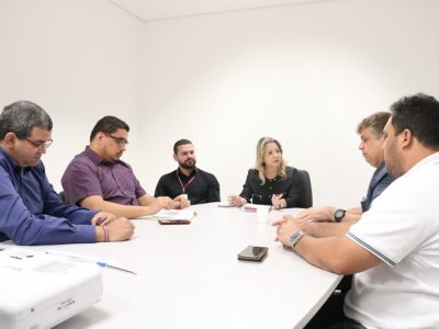 Pessoas sentadas em volta de uma mesa