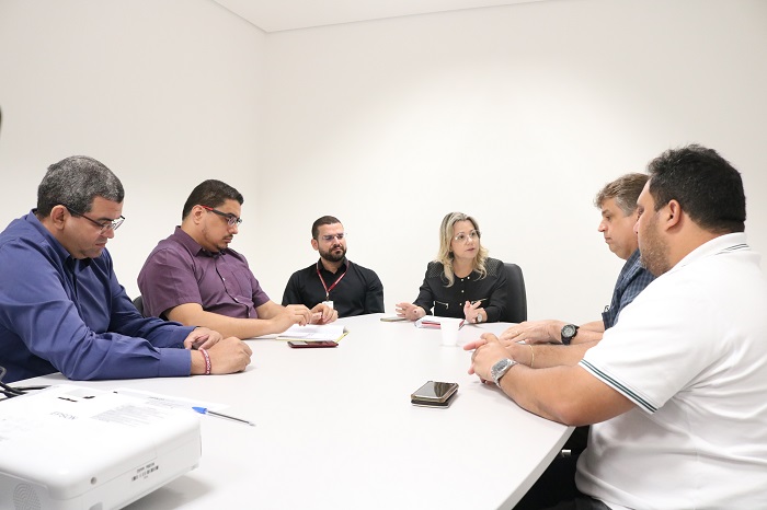 Pessoas sentadas em volta de uma mesa