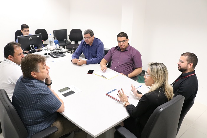 Pessoas sentadas em volta de uma mesa 