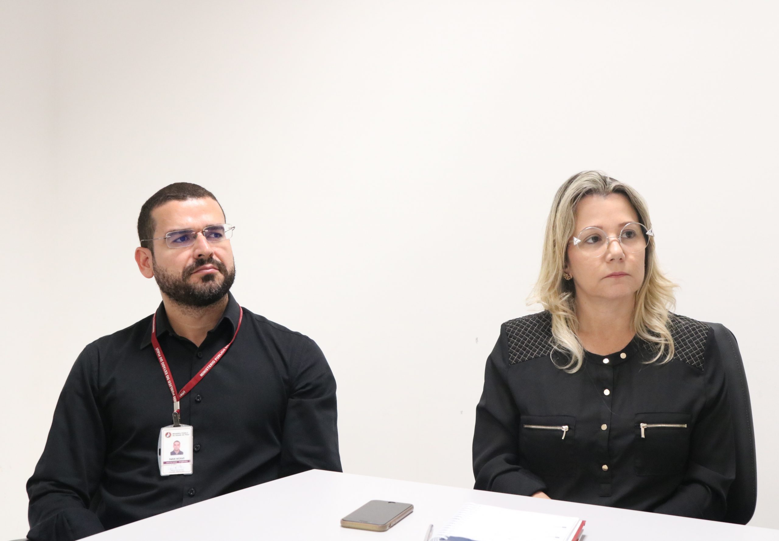 Pessoas sentadas em volta de uma mesa 