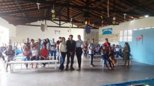 pessoas em pé