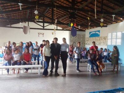 pessoas em pé