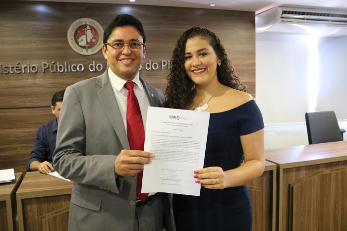 Pessoa recebe documento 