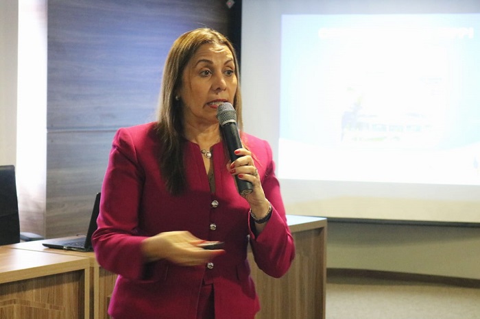 Pessoa em pé falando 
