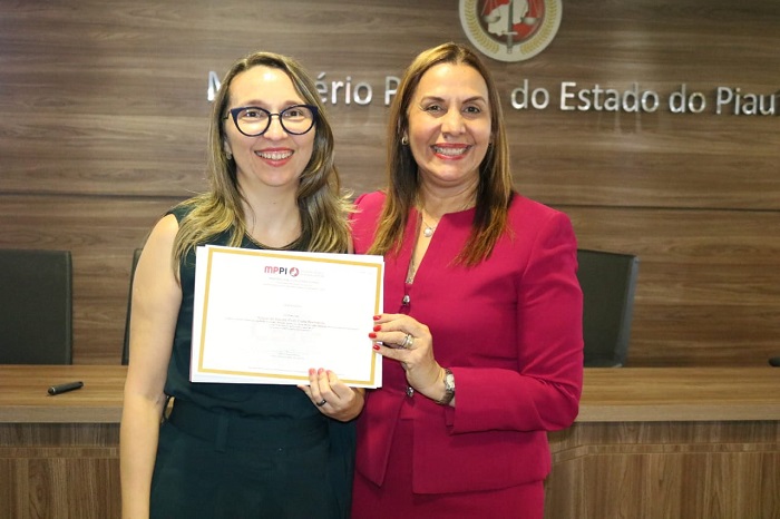 Pessoas em pé segurando documentos
