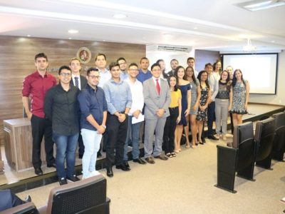 Pessoas em pé sorrindo