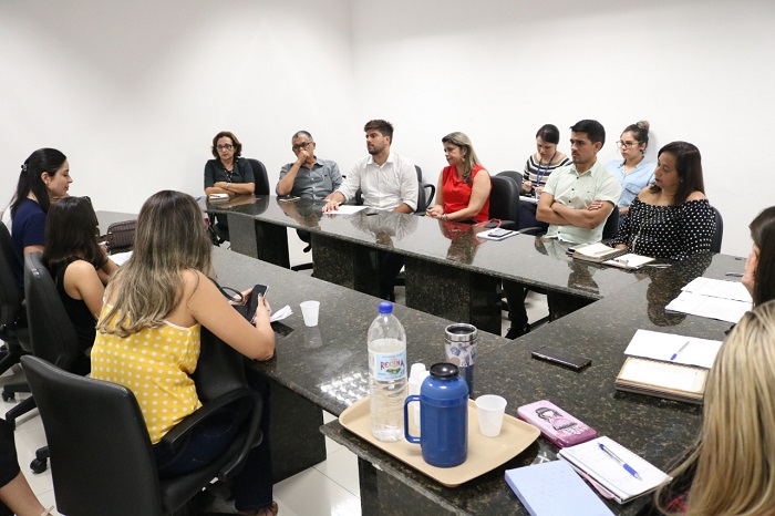 pessoas sentadas