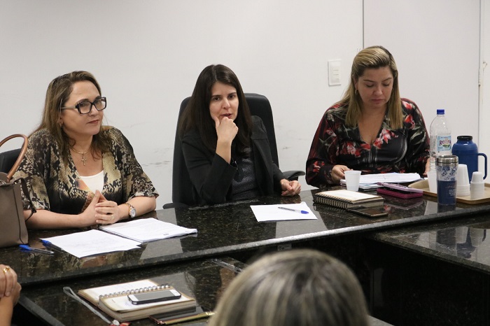 pessoas sentadas