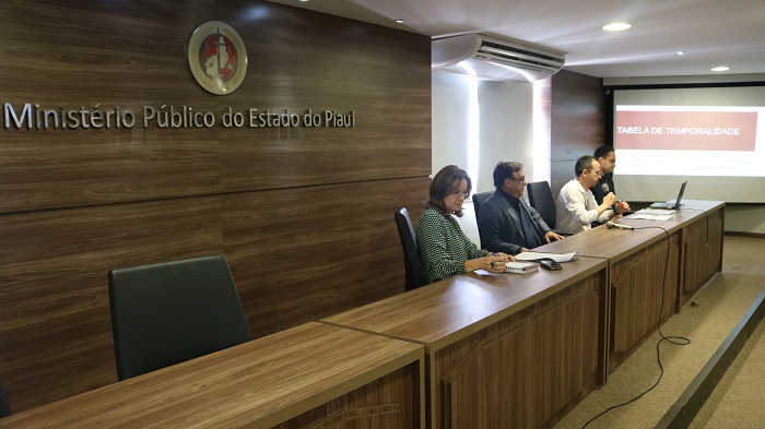 pessoas sentadas