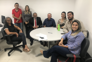Pessoas reunidas em uma sala de audiência