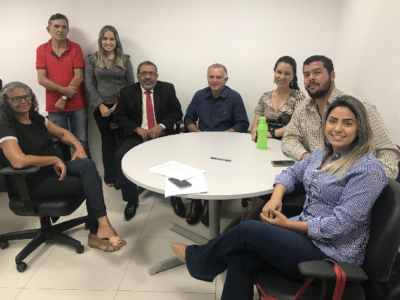 Pessoas reunidas em uma sala de audiência