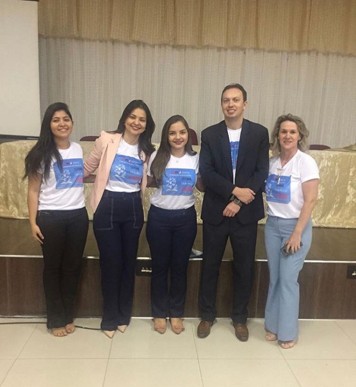 Pessoas de pé sorrindo 