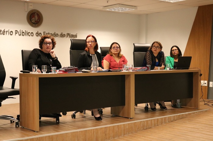 Quatro mulheres sentadas atrás de uma mesa 