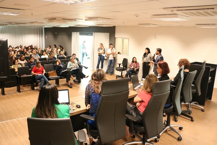 Pessoas sentadas em auditório 