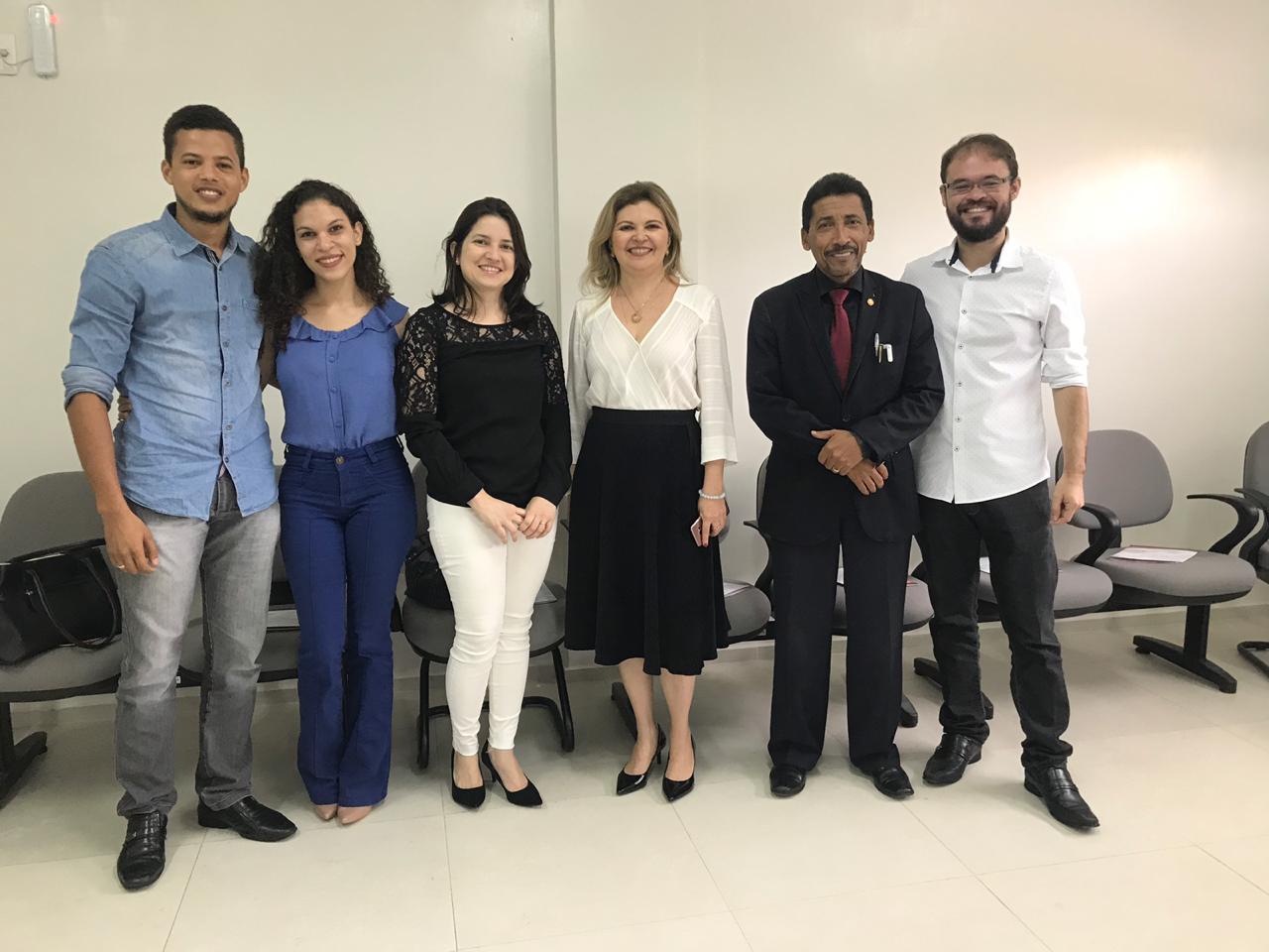 Grupo de pessoas sorrindo