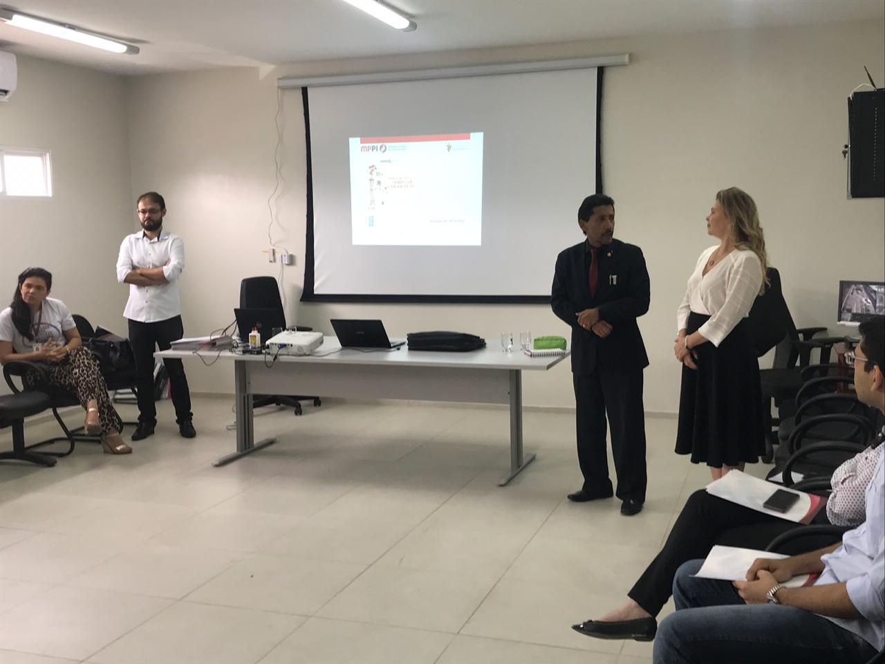 Pessoas em sala de aula