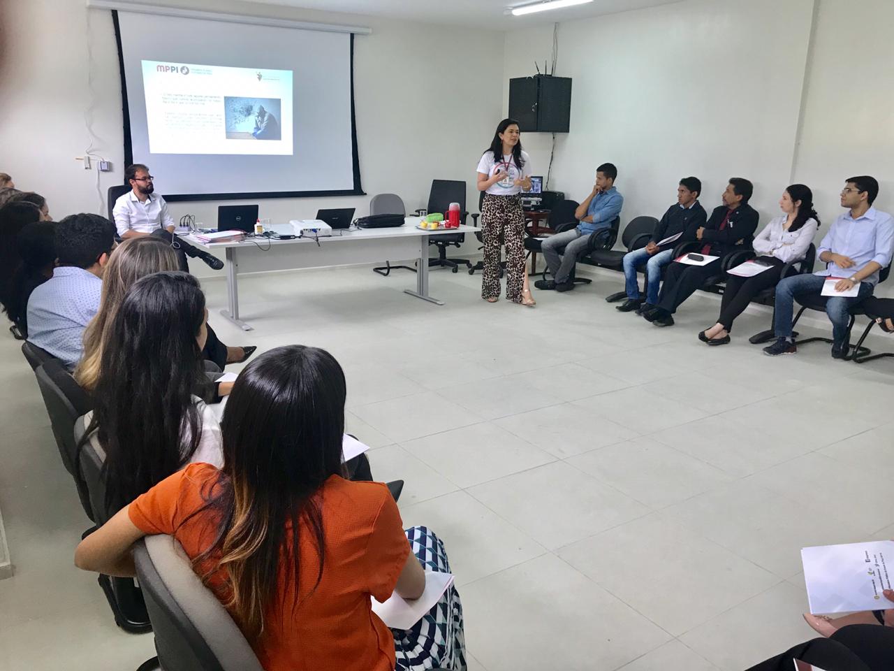 Psicóloga conduzindo apresentação para uma platéia