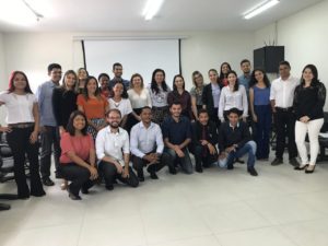 Grupo de pessoas posando e sorrindo