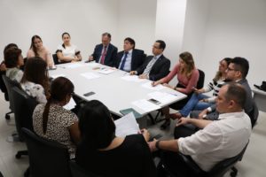 Pessoas sentadas em volta de uma mesa