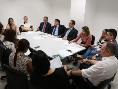 Pessoas sentadas em volta de uma mesa