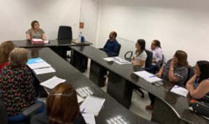 Gestores da saúde reunidos com a Promotora Titular da 32º P.J, Maria Das Graças do Monte Teixeira
