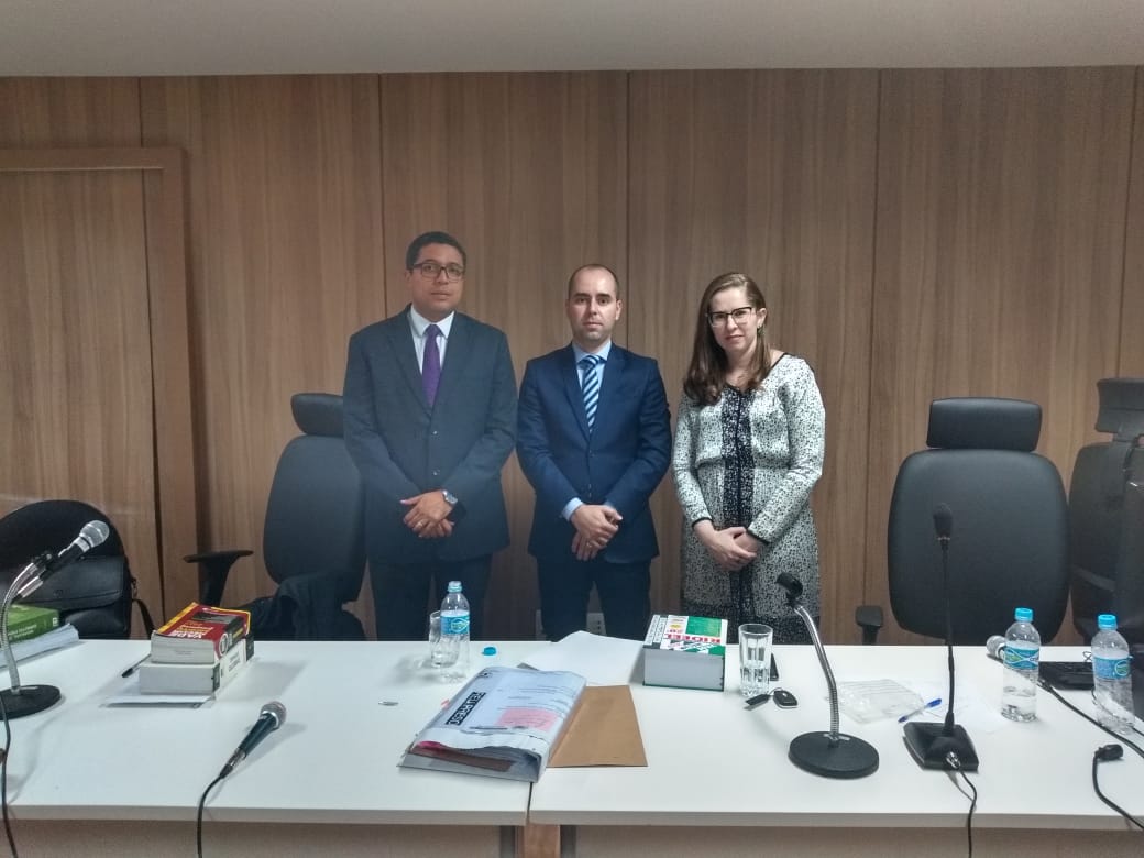 Promotor de Justiça (à esquerda), Juiz de Direito e Defensora Pública