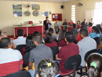Promotor palestrando diante de auditório lotado