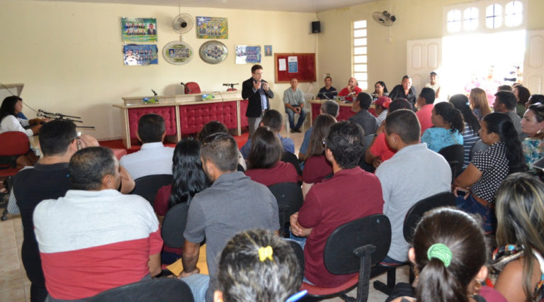 Promotor palestrando diante de auditório lotado