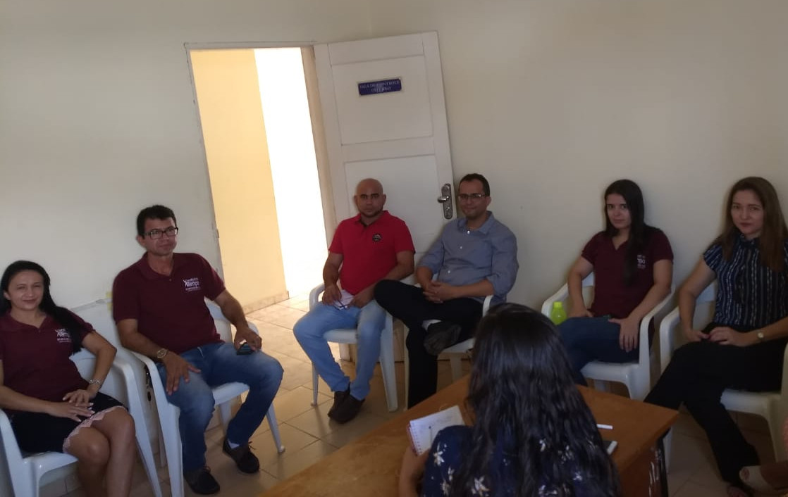 Promotor fazendo atendimento ao público
